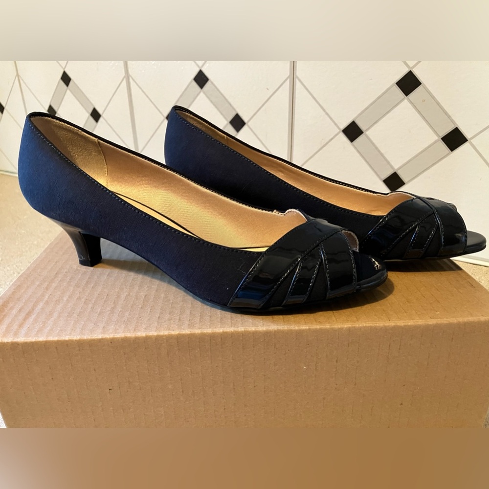 Peep toe kitten heels 👠
